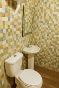 a bathroom with a toilet and a sink at Ulises House in Luque