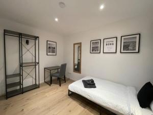 a bedroom with a bed and a chair and a desk at Juraperle - Historisch und modern - Wohnung 1 in Bad Staffelstein
