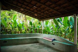 eine Badewanne mit zwei Surfbrettern darauf in der Unterkunft Virama Gokarna in Gokarna