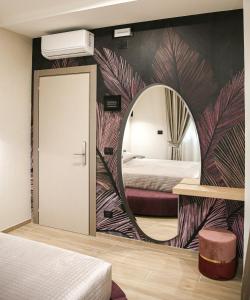 1 dormitorio con espejo grande y cama en Tenuta San Nicola, en Campobasso