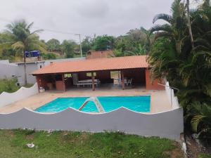 una villa con piscina e una casa di Paradise a Saquarema