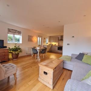 Chy Bownder Cottage في لوستويزيل: غرفة معيشة بها أريكة وطاولة