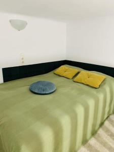 un grand lit avec deux oreillers dessus dans l'établissement Central Cozy Apartment, à Cluj-Napoca