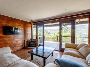 ein Wohnzimmer mit Sofa und Tisch in der Unterkunft Howberry Hills in Plettenberg Bay