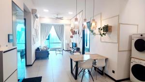 une cuisine et une salle à manger avec une table et des chaises dans l'établissement Opus Residences Warisan Merdeka by C&C Fortune, à Kuala Lumpur