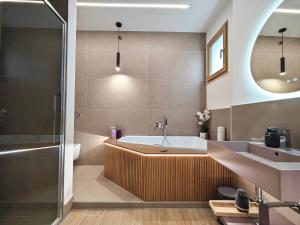 un baño con bañera y lavabo en Tenuta San Nicola, en Campobasso