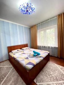 Postel nebo postele na pokoji v ubytování Центр 21 Чимкент Двушка