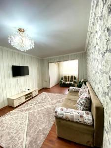 TV a/nebo společenská místnost v ubytování Центр 21 Чимкент Двушка