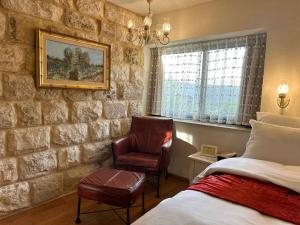 Postel nebo postele na pokoji v ubytování Beit Shalom Historical boutique Hotel