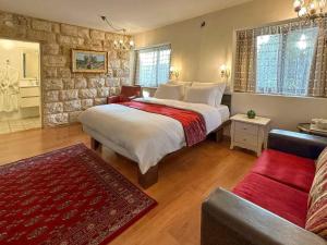 Ένα ή περισσότερα κρεβάτια σε δωμάτιο στο Beit Shalom Historical boutique Hotel +63 φωτογραφίες
