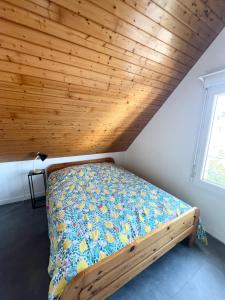 ein Bett in einem Zimmer mit Holzdecke in der Unterkunft Maison en bord de mer in Concarneau