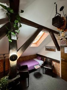 una camera con letto e sedie in mansarda di Pirocanac a Pirot