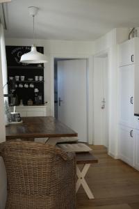 eine Küche mit einem Holztisch und einer weißen Tür in der Unterkunft Filipponi's Träumli in Rüthi + 37 Fotos