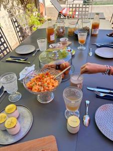une table avec des assiettes et des bols de nourriture dans l'établissement Merci Papa Merci Maman, à Maussane-les-Alpilles