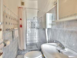 Koupelna v ubytování Room PARADINOVIĆ