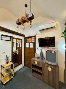 un soggiorno con TV e mobile in legno di Pirocanac a Pirot