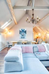 Et opholdsområde på Cozy apartment with stunning view over the fields