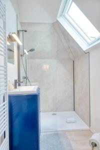 Et badeværelse på Cozy apartment with stunning view over the fields