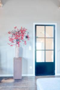 En eller flere senge i et værelse på Cozy apartment with stunning view over the fields