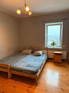 ein Schlafzimmer mit einem Bett und einem Fenster in der Unterkunft Hostel Grudziadz in Graudenz
