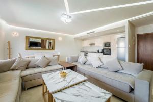 Η κουζίνα ή μικρή κουζίνα στο Luxury and Comfort, High-Speed Wi-Fi, Big Terrace, Pool