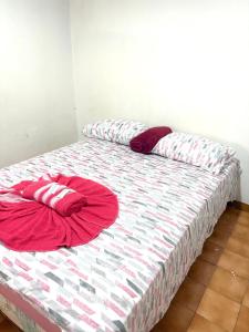 Una cama con dos almohadas encima en una habitación. en Quarto privado no centro 305, en Manaus