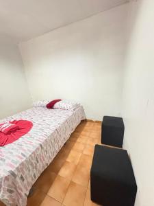 a bedroom with a bed and two chairs at Quarto privado no centro 305 in Manaus