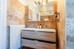 Et badeværelse på Beau T3 Vue Vallée De L'eure + 20 billeder