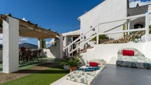 un patio exterior con dos sofás y una mesa en Heated pool villa - El Acebuchal, en Acebuchal