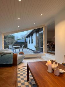 Χώρος καθιστικού στο Stylish and peaceful seaside home near it all