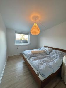 Ένα ή περισσότερα κρεβάτια σε δωμάτιο στο Stylish and peaceful seaside home near it all