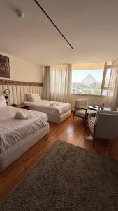 Postel nebo postele na pokoji v ubytování Superior Pyramids Inn