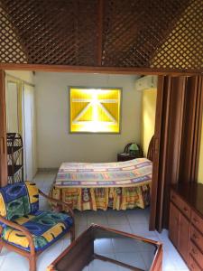 Гостиная зона в Bungalow charmant avec piscine partagée à Saint-François