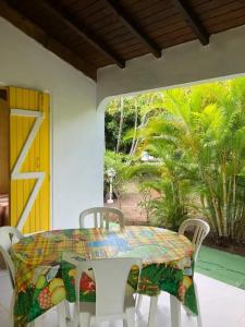 Сад в Bungalow charmant avec piscine partagée à Saint-François