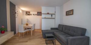 una sala de estar con un sofá y una mesa en Castello, en Mali Lošinj