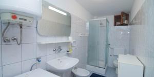 Un baño con inodoro, lavabo y ducha. en Castello, en Mali Lošinj 34 fotos más