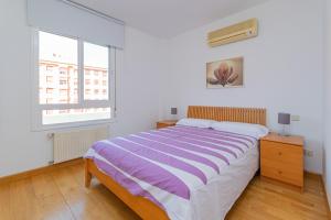 a bedroom with a large bed and a window at APARTAMENTO EN MADRID CENTRO comodo in Madrid