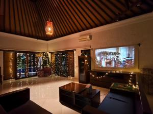 Μια τηλεόραση ή/και κέντρο ψυχαγωγίας στο The Dharma Lovina - Mountain, Sea & Sunset View - Private Villa w Starlink - 5br