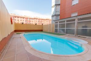 a large swimming pool on the side of a building at APARTAMENTO EN MADRID CENTRO comodo in Madrid