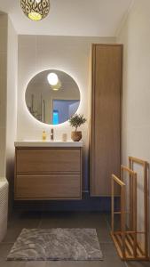 a bathroom with a sink and a mirror at Logement entier appartement Bischoffsheim in Bischoffsheim
