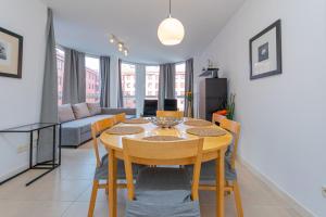 a dining room with a table and a couch at APARTAMENTO EN MADRID CENTRO comodo in Madrid