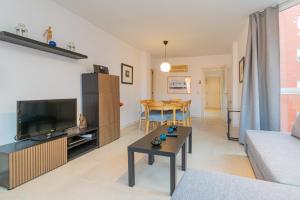 a living room with a couch and a table at APARTAMENTO EN MADRID CENTRO comodo in Madrid