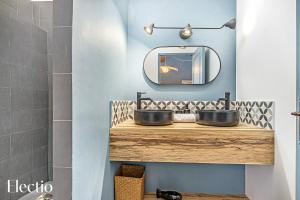 Maison de Caractère - Au cœur de Lourmarin في لورمارين: حمام به مغسلتين ومرآة +14 صورة