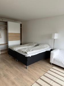 una camera da letto con un letto e uno specchio sul muro di Win apartment a Lohja