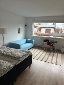 una camera da letto con un letto, un divano e un tavolo di Win apartment a Lohja