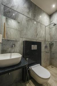 Koupelna v ubytování The Grand Chandrodaya Vrindavan # Near Prem Mandir # Luxury Rooms # Prime Location # Property Of The Year # By chandrodaya orchid #