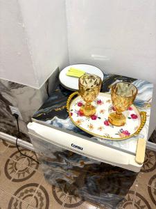 un tavolo con due bicchieri di vino su un piatto di Quarto privado no centro 203 a Manaus