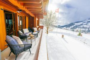 Cảnh núi rừng hoặc tầm nhìn ra núi từ nhà gỗ