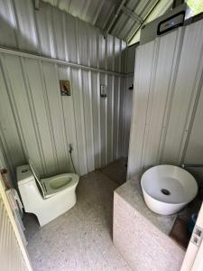 MunculSitinggil muncul Glamping and Villas的带马桶和水槽的小浴室