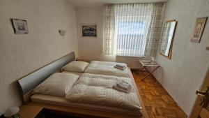 拜尔里舍艾森施泰恩Arber Haus Paula的有两张床和一扇窗户的卧室